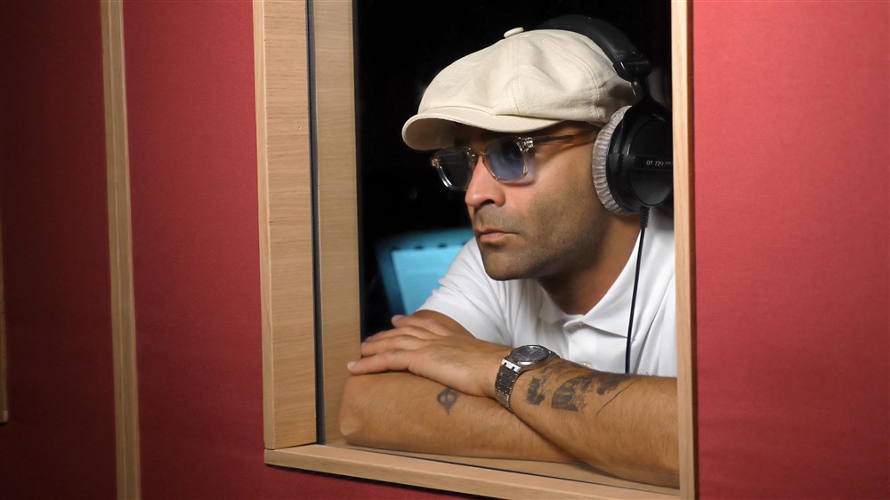 Auteur-compositeur-interprète Ycare posant avec un casque et des lunettes de soleil